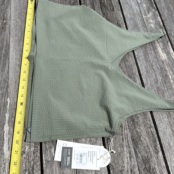 Vuori Women's Villa Textured Crop Tank size‎ medium NWT - Picture 4 of 7